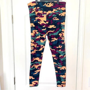 LuLaRoe Camouflage Camo Maroon Green Leggings - Size TC2